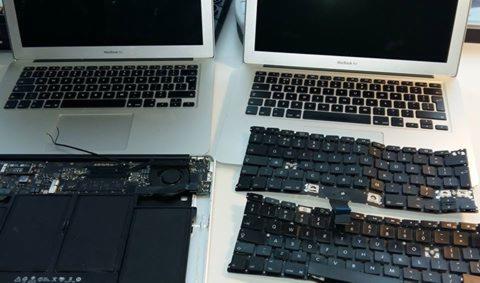 Dwa laptopy MacBook Air, jeden z widoczną klawiaturą, drugi z częściowo zdemontowaną obudową i klawiaturą obok, ukazując wnętrze i komponenty.