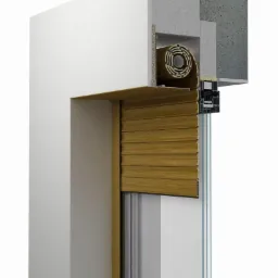 Przekrój poprzeczny okna z zamontowaną drewnopodobną żaluzją zwijaną, widoczna konstrukcja osadzenia w ścianie i mechanizm zwijania.