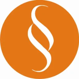 Stylizowany, biały paragraf na pomarańczowym okręgu, logo kancelarii prawnej.