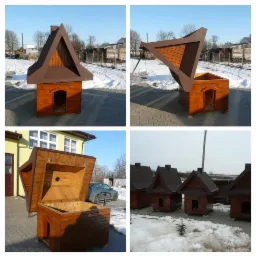 Cztery ujęcia drewnianej budy dla psa z otwieranym dachem, wykonanej z brązowego drewna, prezentujące różne etapy otwierania i widok na wnętrze oraz gotowe budy ustawione na zewnątrz.