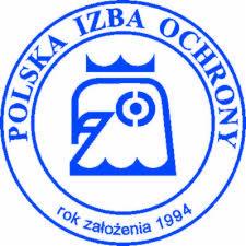 Niebieski okrągły znak graficzny: Polska Izba Ochrony, rok założenia 1994, stylizowana głowa orła w koronie.