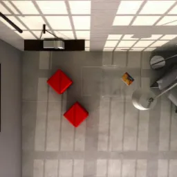 Widok z góry na pokój z dwoma czerwonymi pufami, szarą sofą, abstrakcyjnym obrazem na ścianie i wzorzystą tapetą, oświetlony światłem wpadającym przez żaluzje.