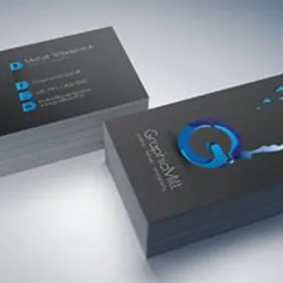 Dwa stosy wizytówek z czarnym tłem i niebieskim logo oraz danymi kontaktowymi, ułożone na jasnym tle z delikatnym gradientem.