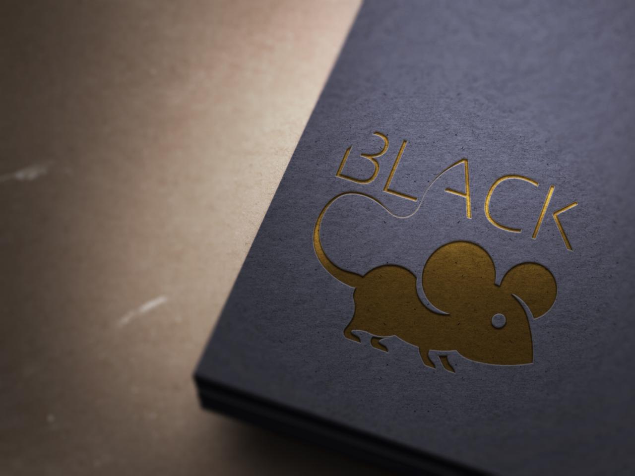 Czarny, teksturowany karton z wytłoczonym złotym logo przedstawiającym stylizowaną mysz i napis 'BLACK'.
