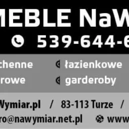 Czarno-biała wizytówka firmy meblarskiej z piłą w logo, oferującej kuchnie, szafy, garderoby i zabudowy na wymiar, z adresem strony internetowej i numerem telefonu.