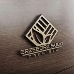 Drewniane logo firmy parkieciarskiej 'Grzegorz Suda Parkiety' na tle paneli ściennych imitujących drewno.