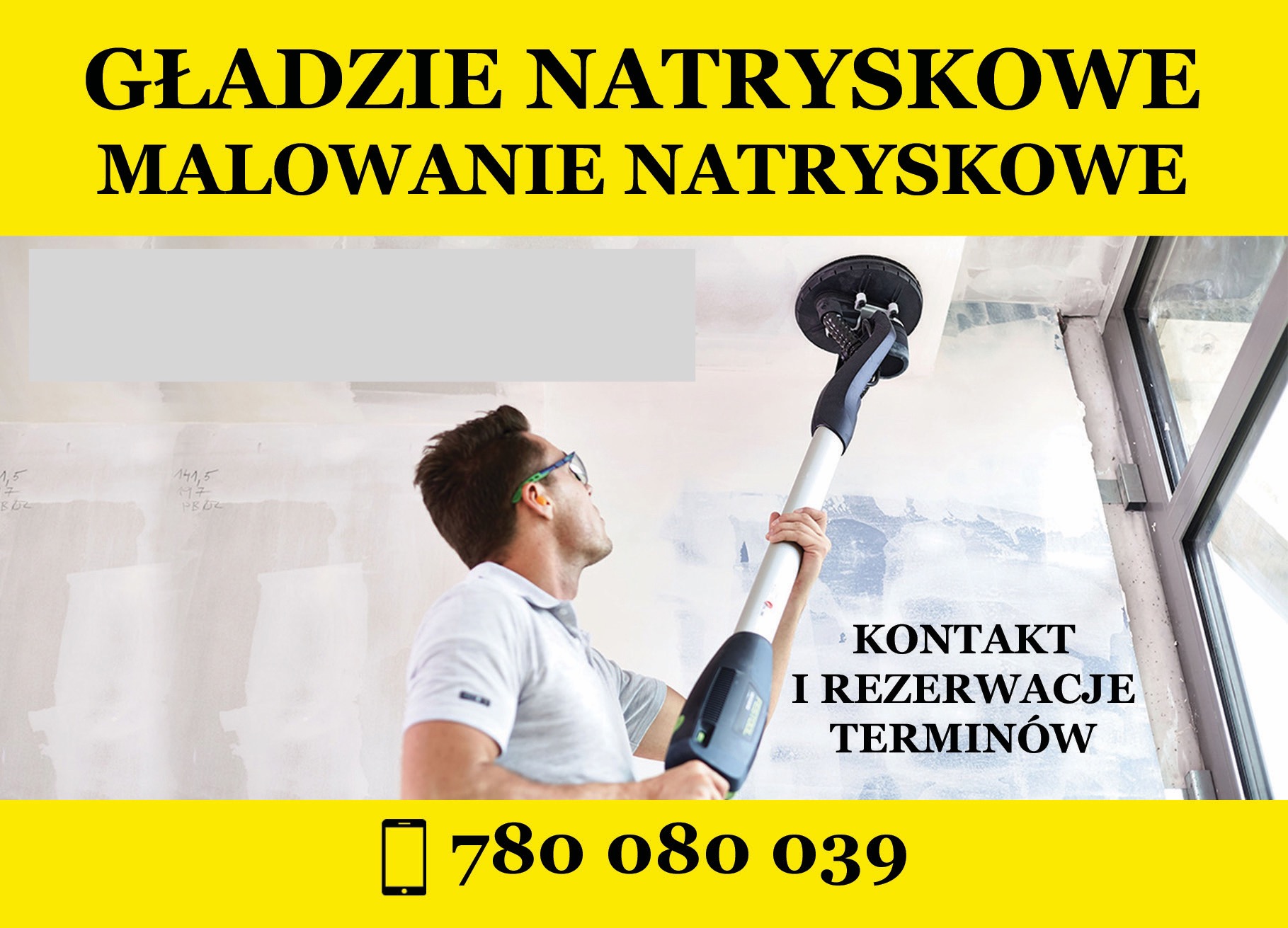 Pracownik szlifuje sufit za pomocą szlifierki z długim uchwytem, widoczne ślady po szpachlowaniu i numer telefonu kontaktowego.