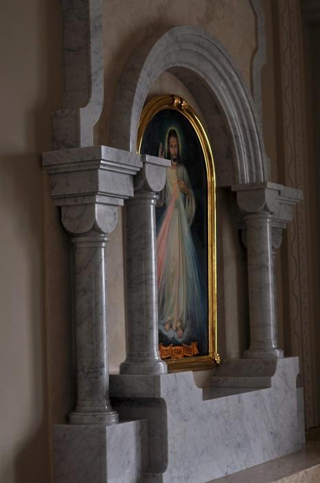 Marmurowa oprawa obrazu w kościele w Łańcucie, z kolumnami i łukiem, subtelne żyłkowanie kamienia.