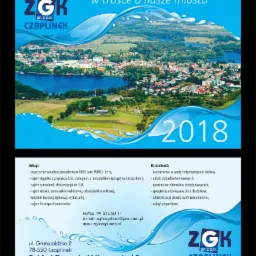 Projekt kalendarza firmowego Zakładu Gospodarki Komunalnej w Czaplinku na rok 2018, z widokiem na miasto i jezioro, logo firmy w górnym i dolnym rogu, oraz wykaz usług i działalności.