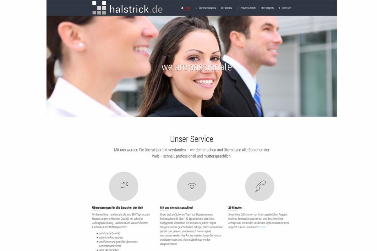 Strona internetowa firmy tłumaczeniowej halstrick.de z uśmiechniętymi pracownikami w tle i hasłem 'we are passionate'.