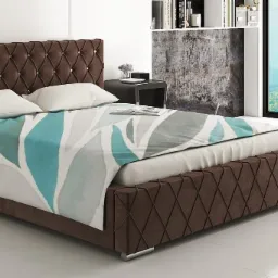 Wizualizacja 3D brązowego łóżka tapicerowanego z pikowanym zagłówkiem i geometrycznym wzorem na bokach, nakrytego pościelą w odcieniach błękitu i szarości, w nowoczesnej sypialni z widokiem na góry.