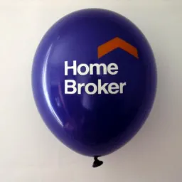 Niebieski balon z logo Home Broker i pomarańczową strzałką na białym tle.