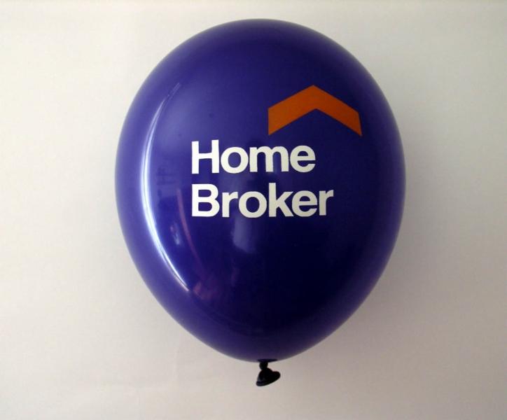 Niebieski balon z logo Home Broker i pomarańczową strzałką na białym tle.
