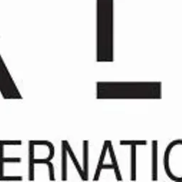 Logo firmy Alfa International Center przedstawiające globus po lewej stronie i stylizowany napis ALFA powyżej napisu INTERNATIONAL CENTER, wszystko w kolorze czarnym na białym tle.
