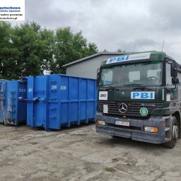 PBI Spółka Jawna - Ciężarówka Mercedes Actros z logo PBI Częstochowa, zaparkowana obok rzędu niebieskich kontenerów na gruz z numerami 203 i 206, na szarym betonowym placu w pochmurny dzień.