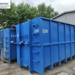 PBI Spółka Jawna - Dwa niebieskie, puste kontenery z numerami 203 i 206 stoją obok siebie na placu. Widoczne logo firmy PBI Częstochowa na jednym z kontenerów. W tle drzewa i budynek.