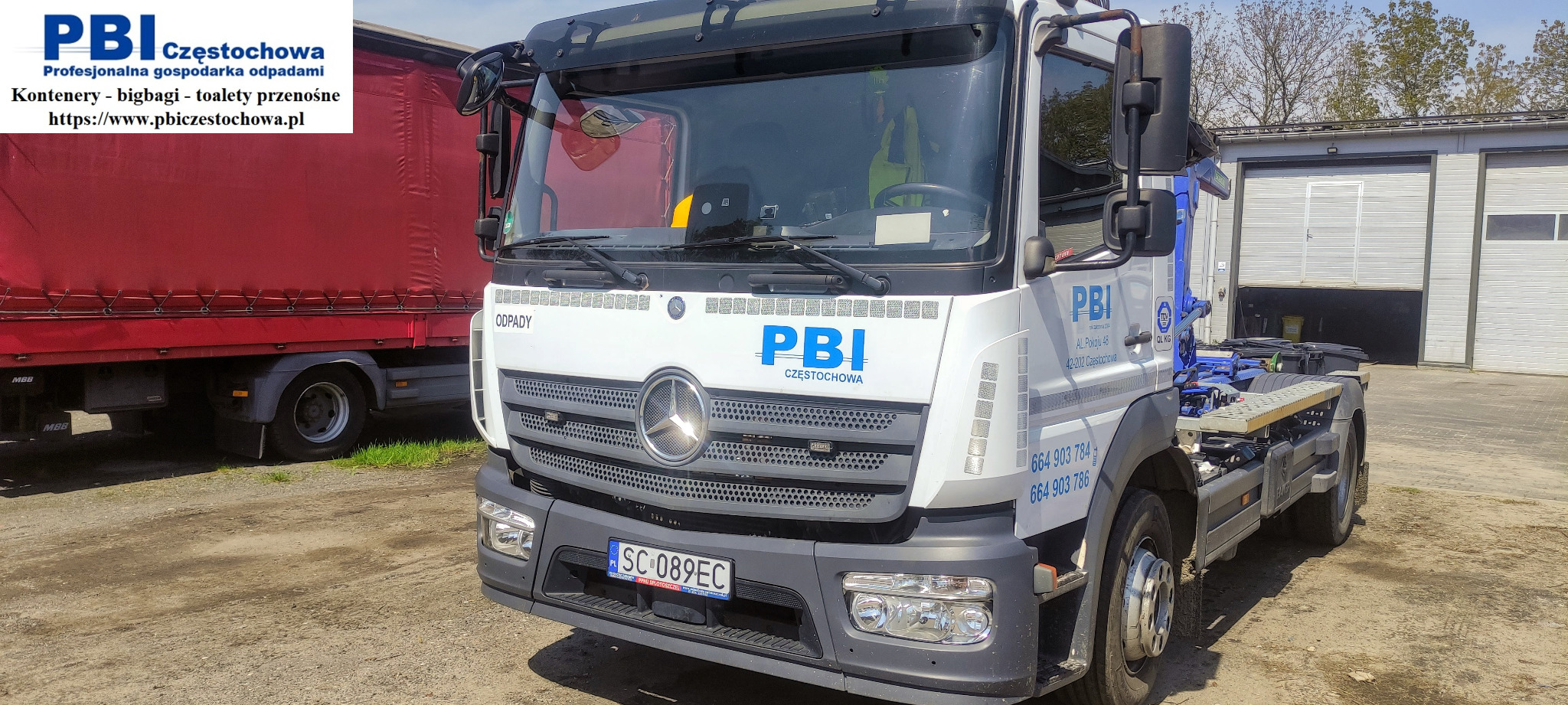 Ciężarówka Mercedes z zabudową hakową i logo firmy PBI Częstochowa, zaparkowana na placu, widoczna tablica rejestracyjna i numery telefonów kontaktowych.