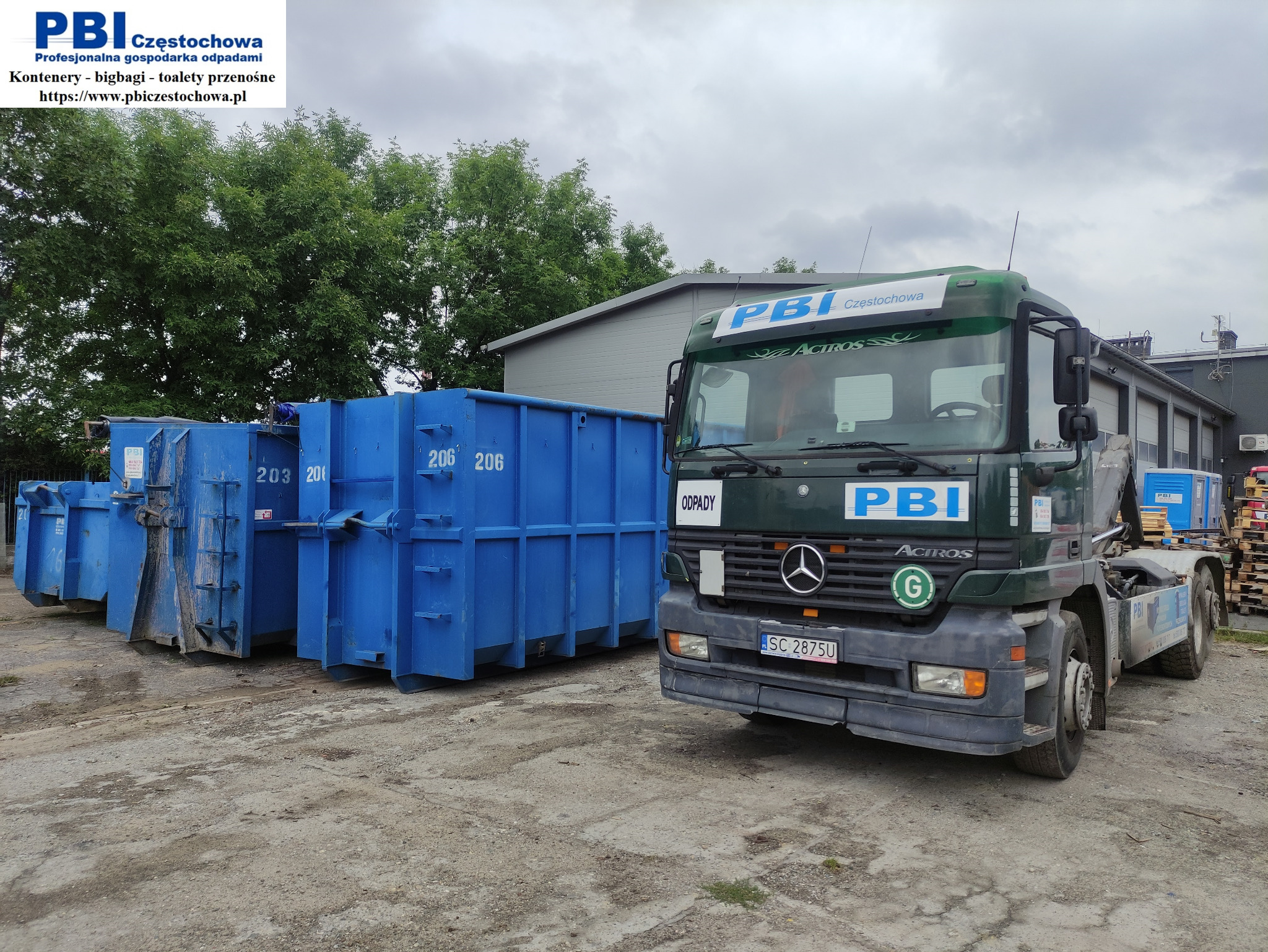 Ciężarówka Mercedes Actros z logo PBI Częstochowa, zaparkowana obok rzędu niebieskich kontenerów na gruz z numerami 203 i 206, na szarym betonowym placu w pochmurny dzień.