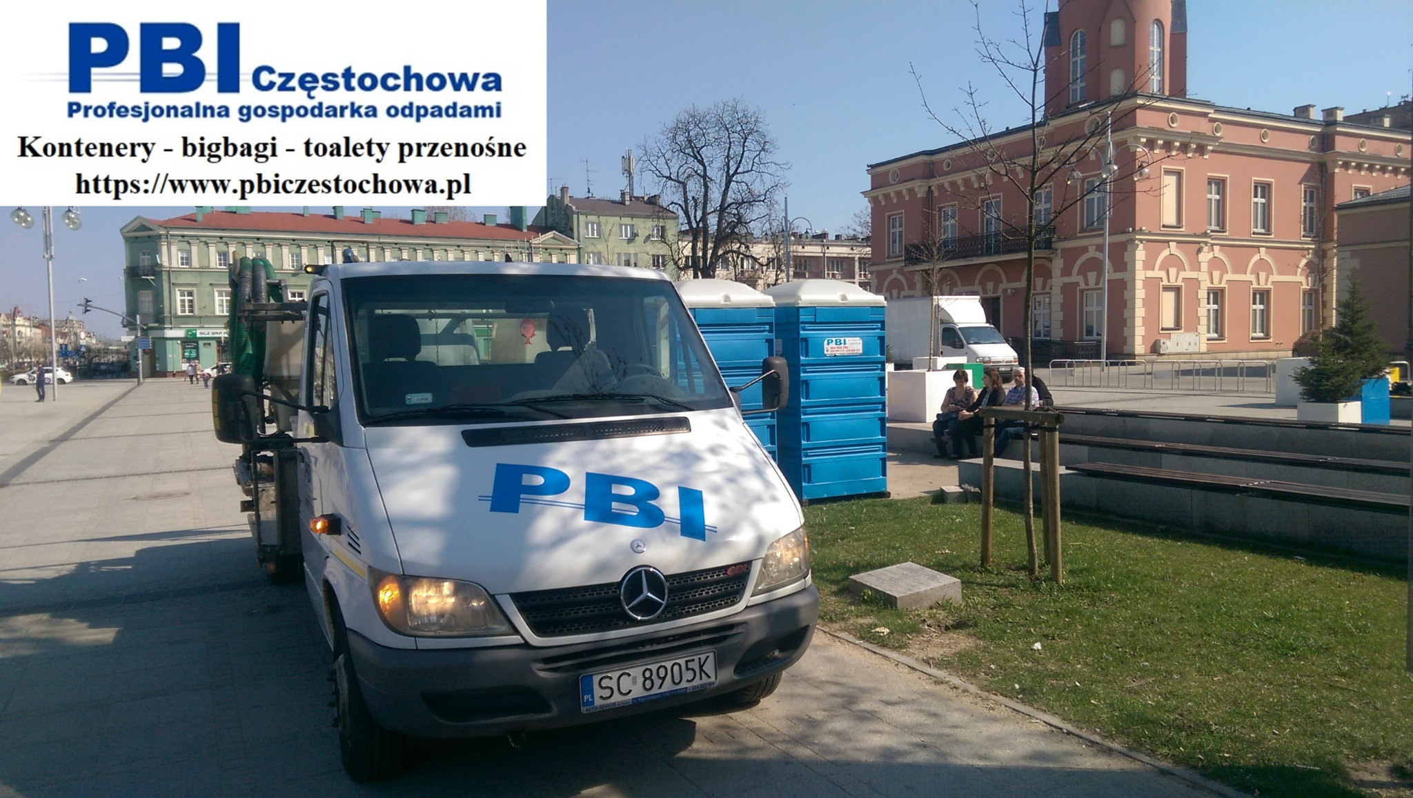 Biały samochód dostawczy z logo PBI Częstochowa na tle miasta, obok ustawione przenośne toalety w niebieskich obudowach.