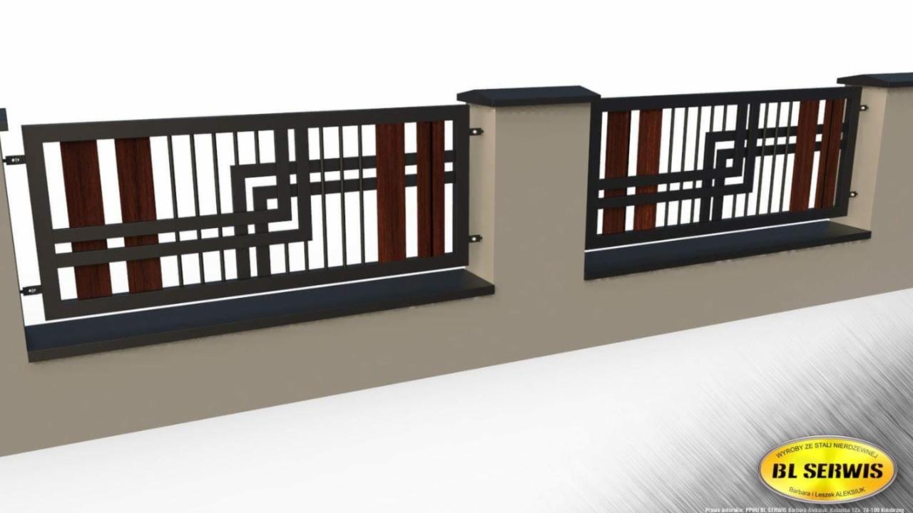 Fragment ogrodzenia z elementami drewnianymi i metalową konstrukcją o geometrycznym wzorze, osadzone na niskim murku, widoczne logo firmy na dole.