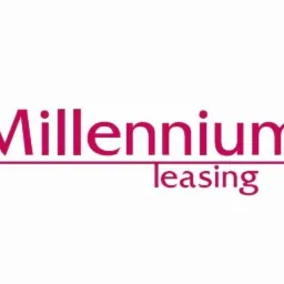 Logo firmy Millennium Leasing w kolorze fuksji na białym tle.