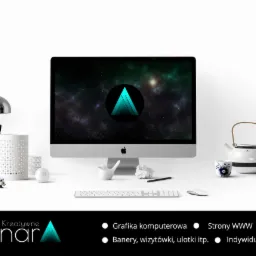 Monitor iMac wyświetlający logo studia kreatywnego na tle kosmicznej mgławicy, otoczony biurowymi akcesoriami i elementami dekoracyjnymi na białym biurku.