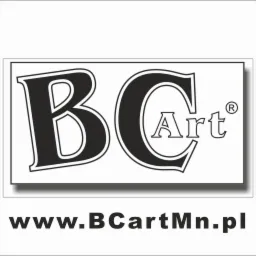 Logo firmy BC Art z adresem strony internetowej www.BCartMn.pl, czarne litery na białym tle, obramowane cienką czarną linią z efektem cienia.