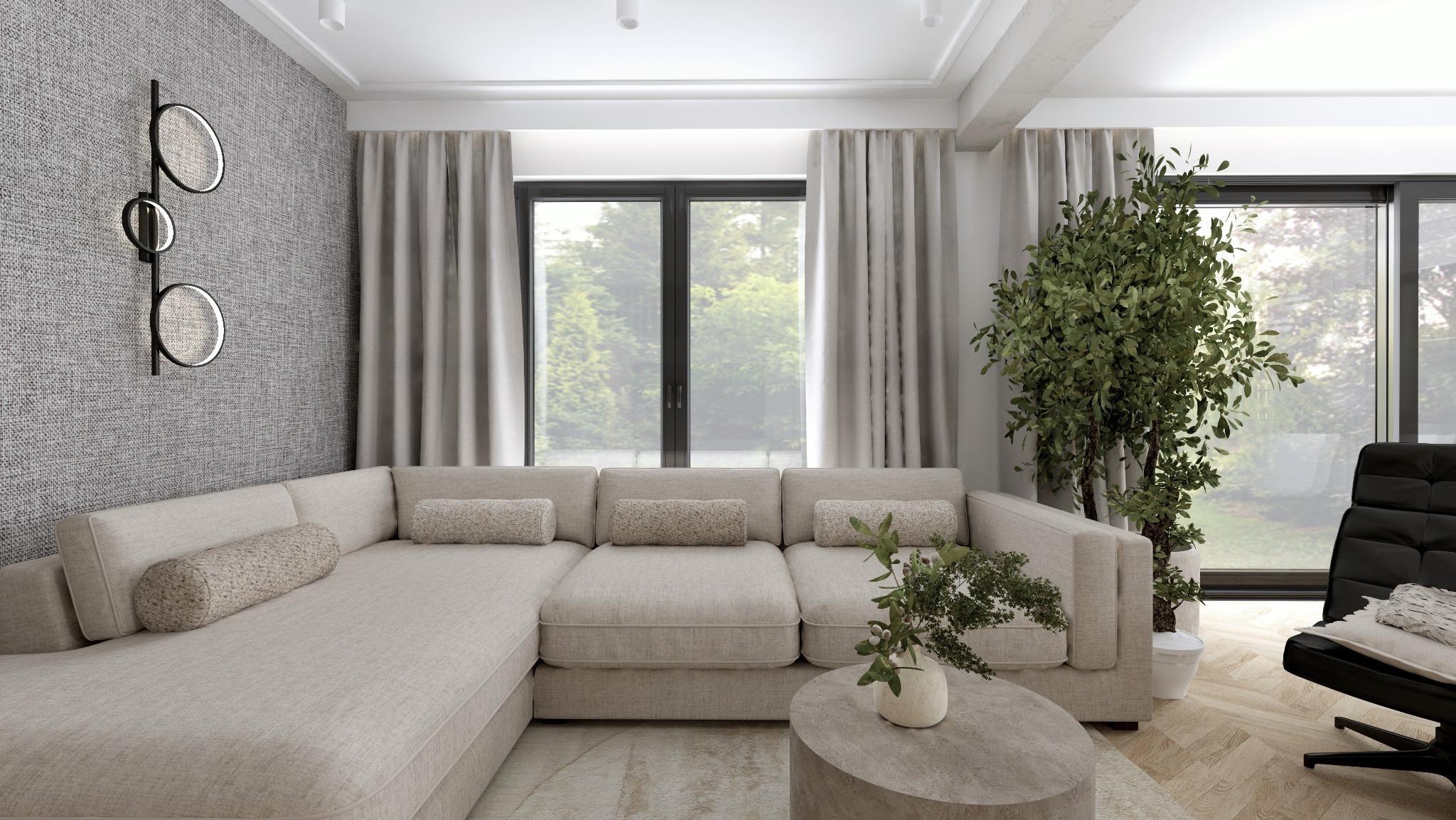 Jasny narożnik z podłużnymi poduszkami na tle szarej ściany z trzema okrągłymi lampami, stolik kawowy z wazonem i gałązkami, duże okno z widokiem na zieleń i czarny fotel w rogu.