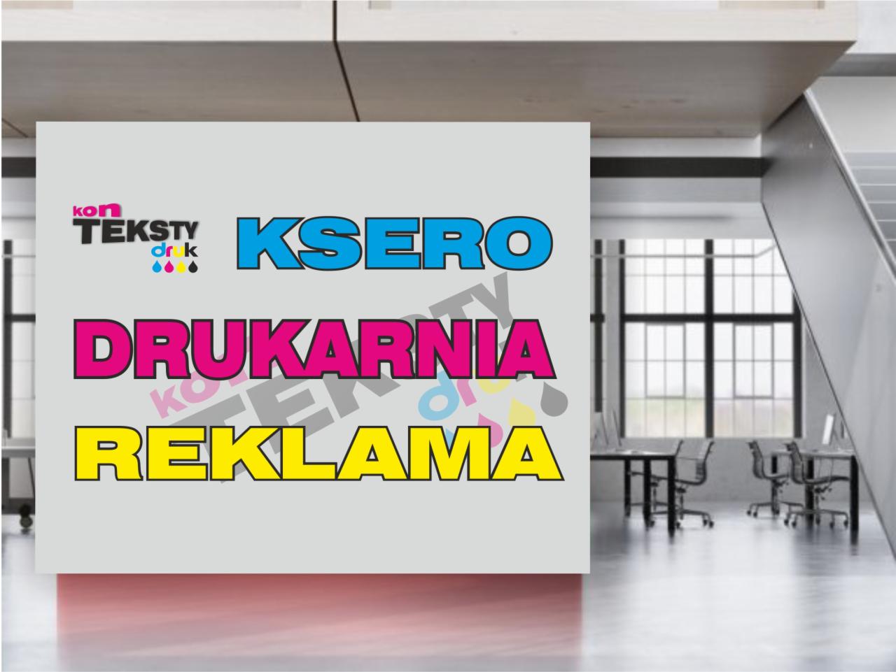 Grafika reklamowa z hasłami 'Teksty', 'Ksero', 'Drukarnia', 'Reklama' na tle nowoczesnego biura z dużymi oknami i schodami.