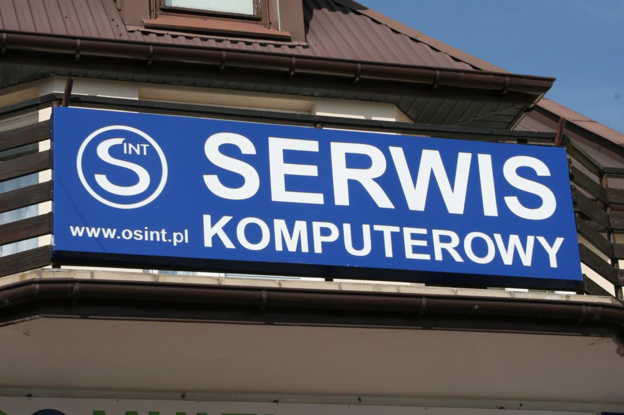 Niebieski szyld z napisem 'SERWIS KOMPUTEROWY' i adresem strony internetowej www.osint.pl umieszczony nad wejściem do budynku z brązowym dachem.