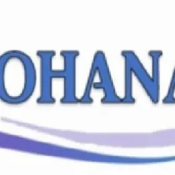 Logo firmy OHANA z niebieskim napisem i fioletowymi elementami graficznymi przypominającymi fale pod nim.