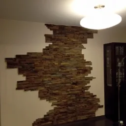 Dekoracyjna ściana z kamienia naturalnego ułożona w zygzakowaty wzór, oświetlona lampą sufitową, obok ciemna witryna z kryształami.