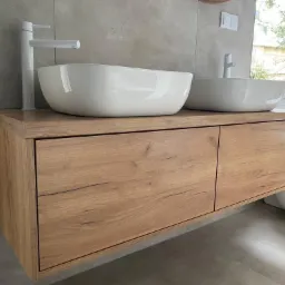 Szafka pod umywalkę o wymiarach szer. 140 cm, gł. 50 cm, wys. 40 cm. Prowadnice BLUM.