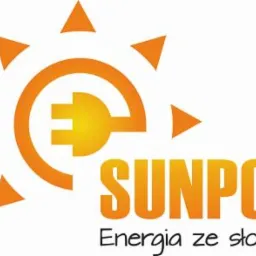 Pomarańczowe logo firmy SUNPOL z motywem słońca i wtyczki elektrycznej, podpisane hasłem 'Energia ze słońca'.