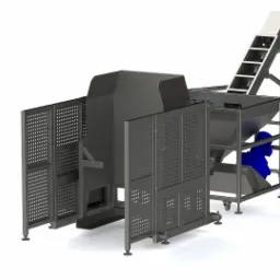 Szary model 3D przemysłowej maszyny z perforowanymi osłonami i niebieskim silnikiem, widok z niskiego kąta na białym tle.