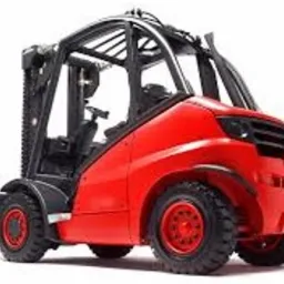 Czerwony wózek widłowy elektryczny na białym tle, widok z boku.