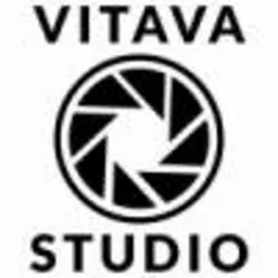 Czarno-białe logo firmy Vitava Studio z abstrakcyjnym symbolem w okręgu i nazwą firmy powyżej i poniżej okręgu.