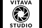 Czarno-białe logo firmy Vitava Studio z abstrakcyjnym symbolem w okręgu i nazwą firmy powyżej i poniżej okręgu.