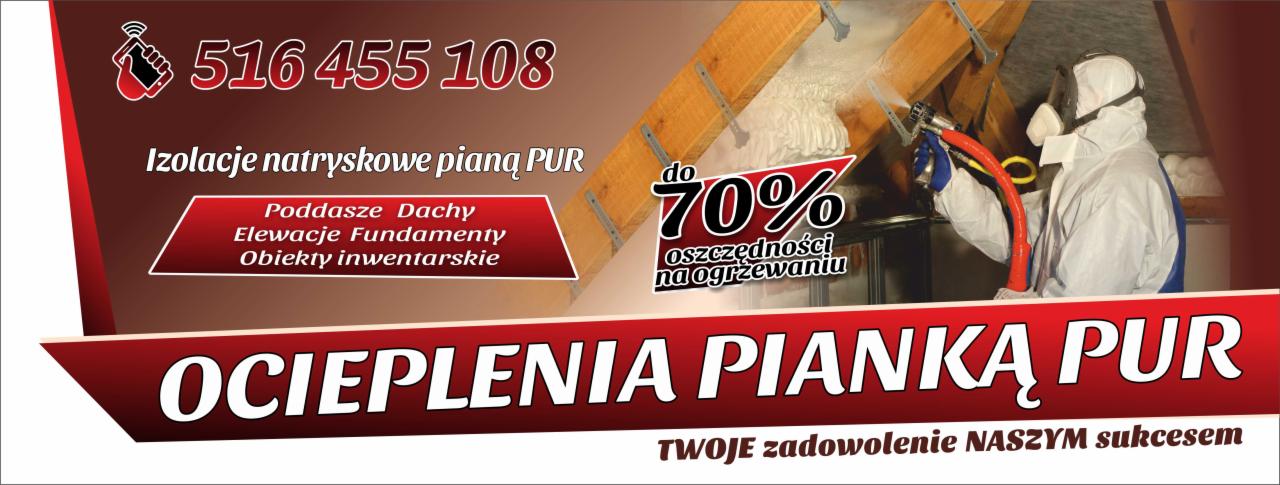 Grafika reklamowa prezentująca izolację natryskową poddasza. Widoczny pracownik w kombinezonie ochronnym aplikujący pianę na drewniane elementy konstrukcyjne dachu. W tle częściowo ocieplona...