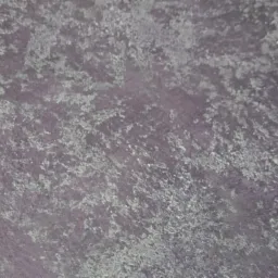 Fioletowa ściana z nieregularną, szarą strukturą przypominającą efekt dekoracyjny, widoczny z bliska.