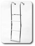 Chromowana drabinka basenowa z czterema szczeblami, mocowana do krawędzi basenu, na białym tle.