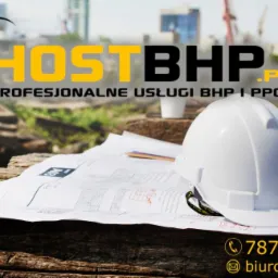 Logo firmy HOSTBHP.PL z Ostrołęki, profesjonalne usługi BHP i PPOŻ, hełm ochronny na planach budowlanych, numer telefonu i adres e-mail.