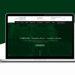 Ekran laptopa wyświetla stronę internetową kancelarii prawnej z zielonym motywem, widoczne menu nawigacyjne i treść w języku polskim i hiszpańskim.