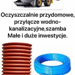 Kolaż prezentujący sprzęt budowlany (koparko-ładowarka) oraz różnego rodzaju rury (karbowana, gładka, zwój niebieskiej rury), używane w instalacjach sanitarnych.