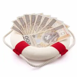 Koło ratunkowe z czerwonym pasem, wypełnione wachlarzem banknotów 200 zł na białym tle.