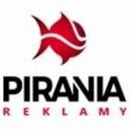 Logo firmy Piranha Reklamy z abstrakcyjnym, czerwonym symbolem przypominającym rybę i nazwą firmy w kolorze czarnym, umieszczone na białym tle.