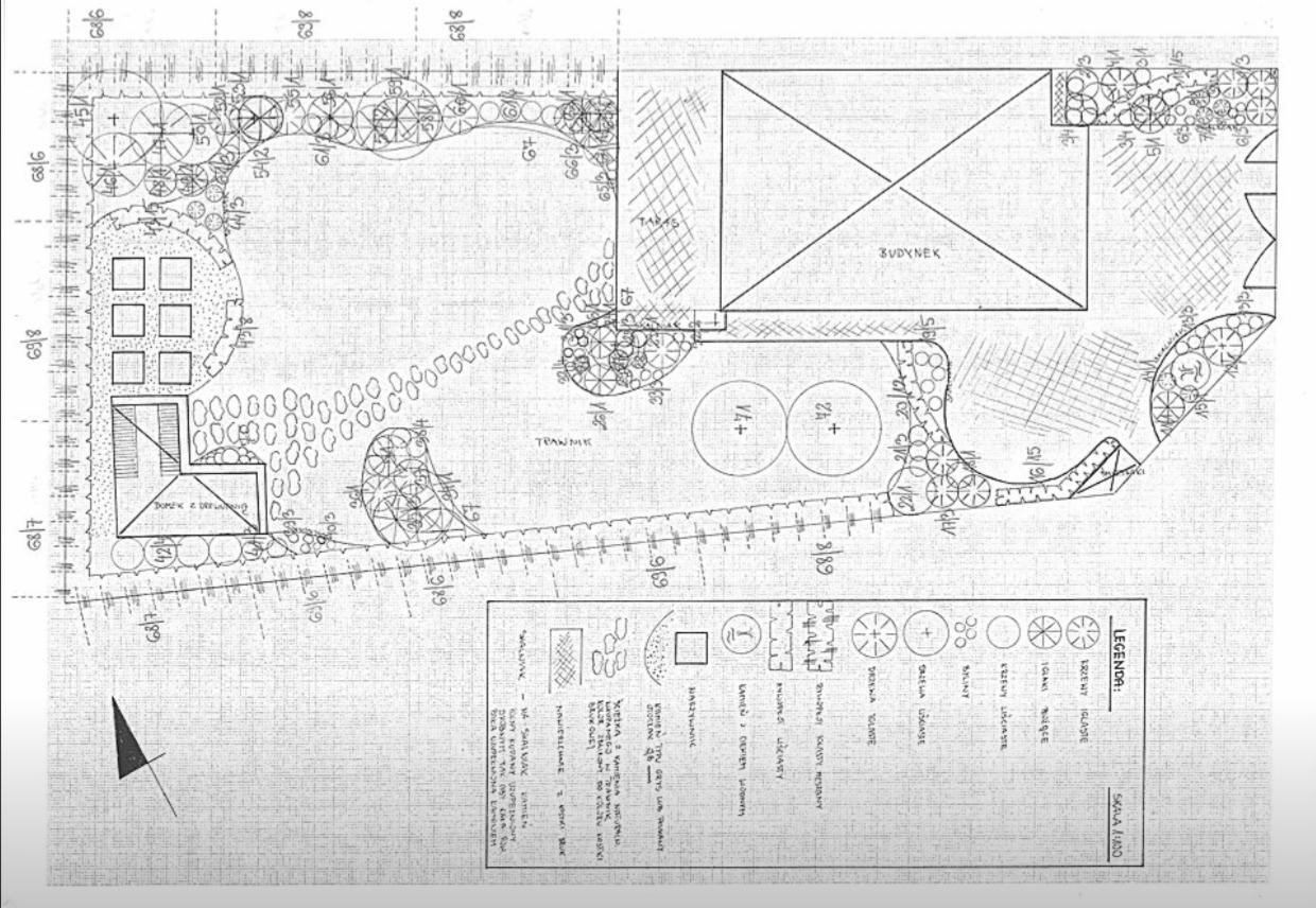 Szkic koncepcyjny ogrodu: plan zagospodarowania przestrzeni z zaznaczonymi rabatami, trawnikiem, ścieżkami, domkiem drewnianym i budynkiem, wraz z legendą symboli roślinności i elementów architektury.
