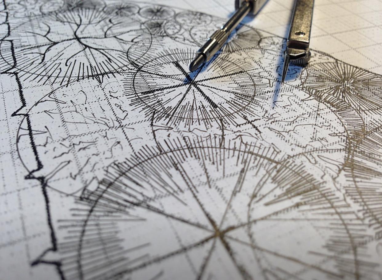 Ręcznie rysowany plan ogrodu na papierze milimetrowym, z użyciem cyrkla i ołówka, przedstawiający rozmieszczenie drzew i krzewów.