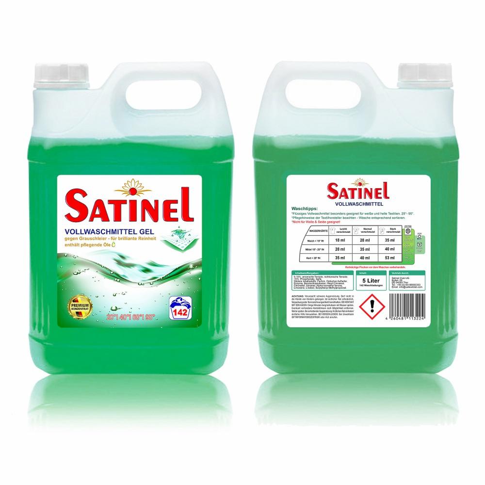 Dwa plastikowe kanistry z zielonym płynem do prania 'Satinel Vollwaschmittel Gel', etykiety z informacjami o produkcie, widoczne refleksy światła.