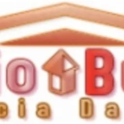 Logo firmy PioBud Pokrycia Dachowe z motywem dachu w kolorach czerwieni i pomarańczy.